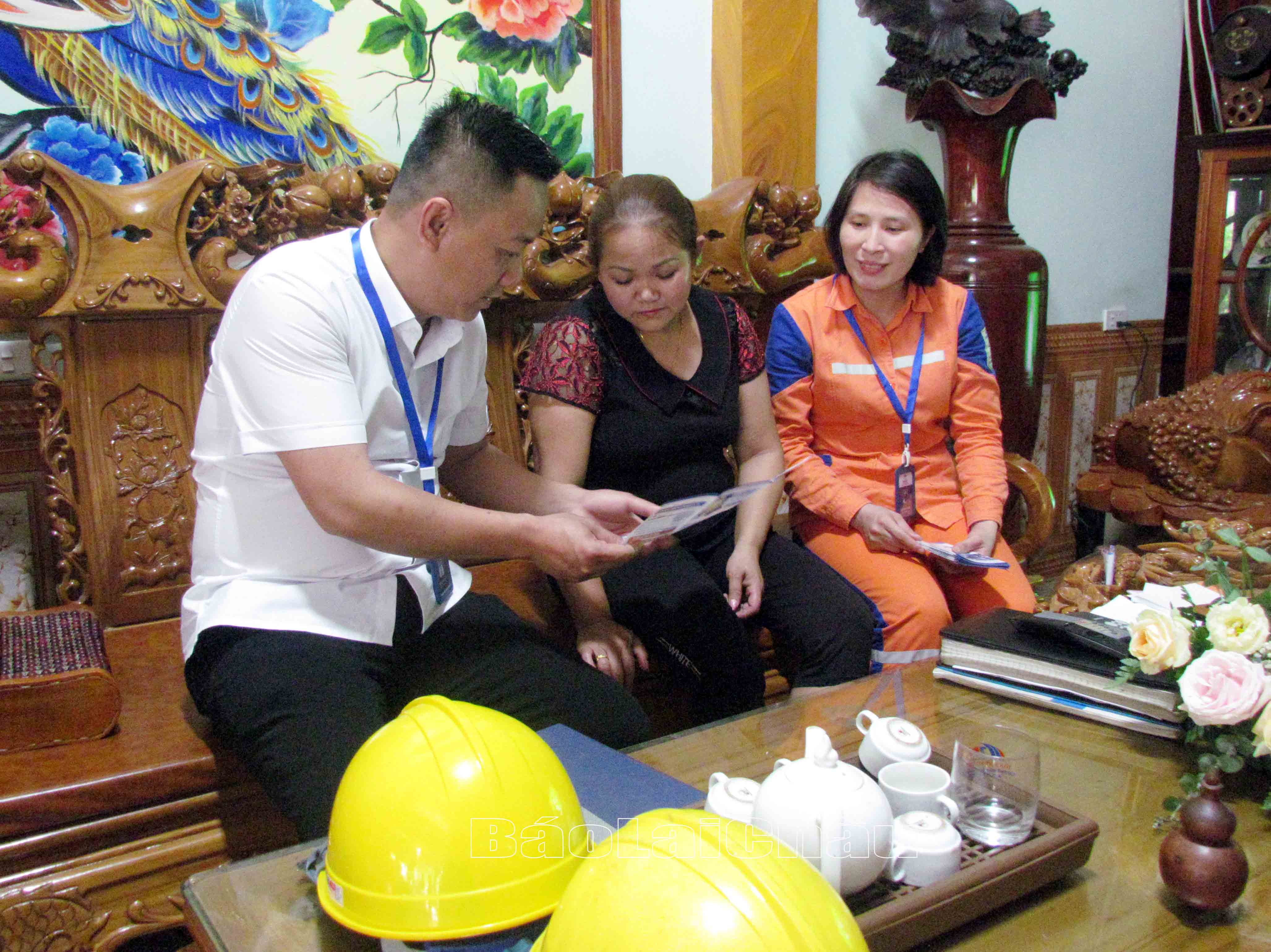 Cán bộ, nhân viên Điện lực Phong Thổ tuyên truyền đến người dân thị trấn Phong Thổ việc sử dụng điện an toàn, tiết kiệm.